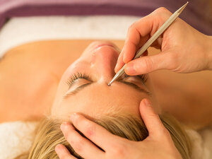Akupunkt Massage im Gesicht