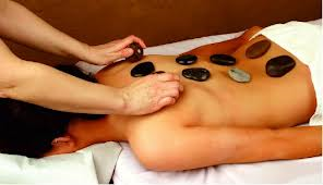 Patientin in Behandlung mit dem Hot Stone