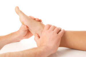 Behandlung mit der Fußreflextherapie Behandlung mit der Fußreflextherapie