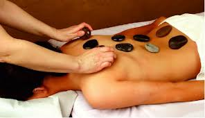 Patientin in Behandlung mit dem Hot Stone Patientin in Behandlung mit dem Hot Stone