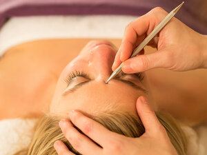 Akupunkt Massage im Gesicht Akupunkt Massage im Gesicht