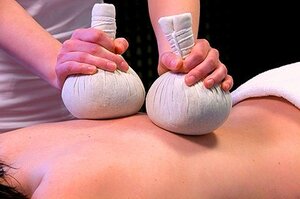 Behandlung einer Kräuterstempelmassage Behandlung einer Kräuterstempelmassage