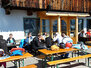 Beim Mittagessen auf der Alm
